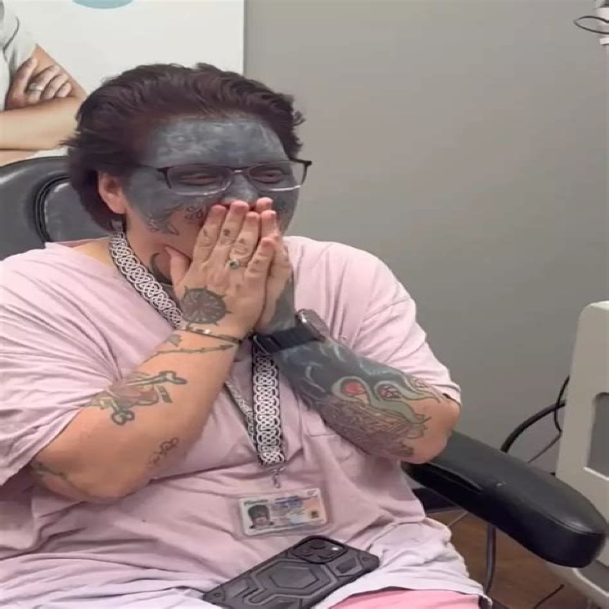 A Woman Whose Face Was Tattooed Experiences “Life Change” After a Stranger Offers to Help With Removal